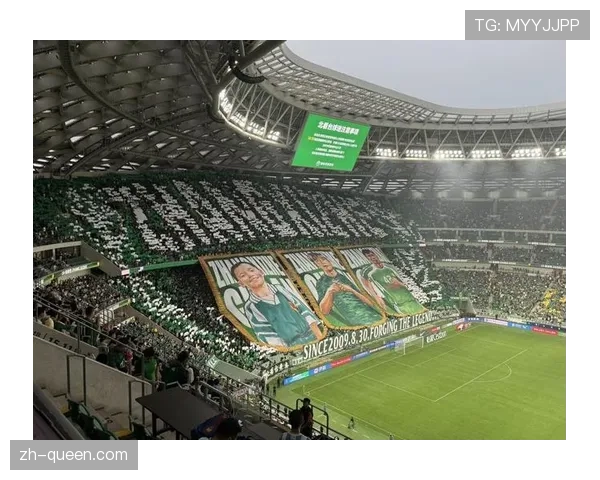 马德里竞技主场对阵多特，看台巨型TIFO致敬已故传奇路易斯·阿拉贡内斯