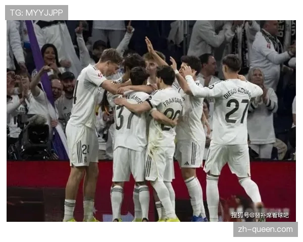 终场哨响，巴尔韦德远射救主后皇马球员集体拥抱庆祝